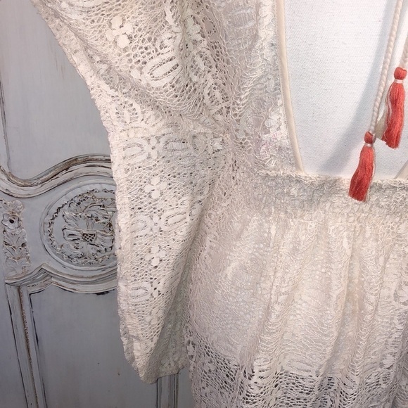 Xhilaration Cream Lace V Neck Smocked Waist Tie Back Batwing Top Size Small - Picture 9 of 11